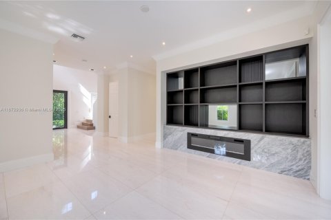 House in Coral Gables, Florida 7 bedrooms, 521.74 sq.m. № 1927856 - photo 13