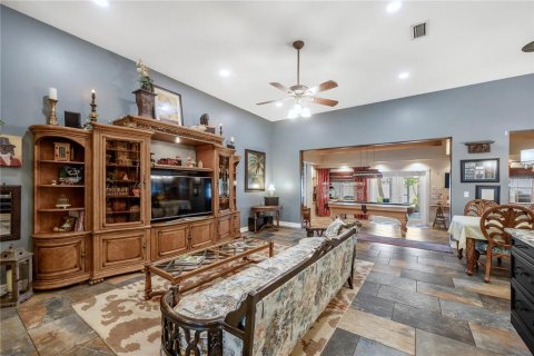 House in Valrico, Florida 4 bedrooms, 270.35 sq.m. № 2229190 - photo 13