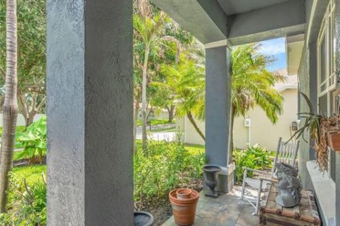 House in Valrico, Florida 4 bedrooms, 270.35 sq.m. № 2229190 - photo 4