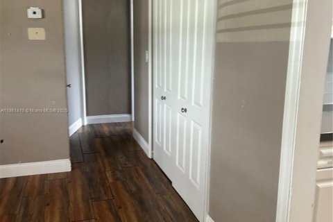 House in Miami, Florida 3 bedrooms, 115.2 sq.m. № 1890566 - photo 6