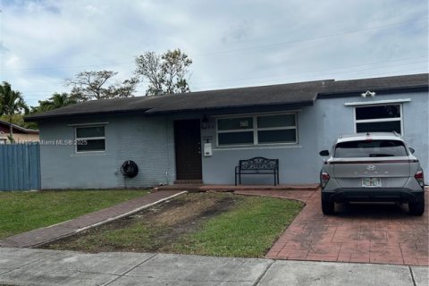 House in Miami, Florida 3 bedrooms, 115.2 sq.m. № 1890566 - photo 1