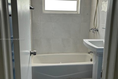 House in Miami, Florida 3 bedrooms, 115.2 sq.m. № 1890566 - photo 12