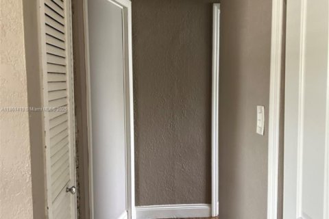House in Miami, Florida 3 bedrooms, 115.2 sq.m. № 1890566 - photo 13