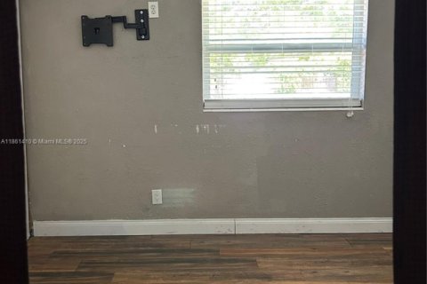 House in Miami, Florida 3 bedrooms, 115.2 sq.m. № 1890566 - photo 15