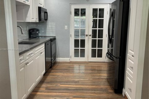 House in Miami, Florida 3 bedrooms, 115.2 sq.m. № 1890566 - photo 9