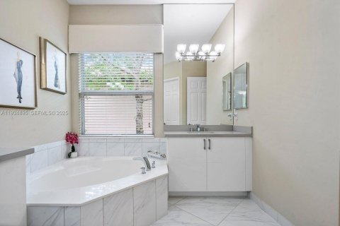 House in Boynton Beach, Florida 3 bedrooms, 185.25 sq.m. № 1994057 - photo 14