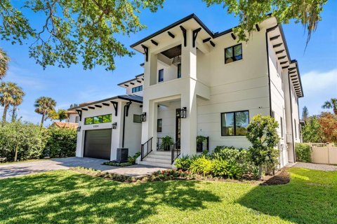 House in Tampa, Florida 5 bedrooms, 546.92 sq.m. № 1589997 - photo 1