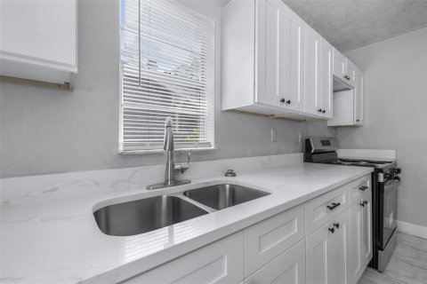 Villa ou maison à louer à Saint Petersburg, Floride: 4 chambres, 97.36 m2 № 2405138 - photo 13