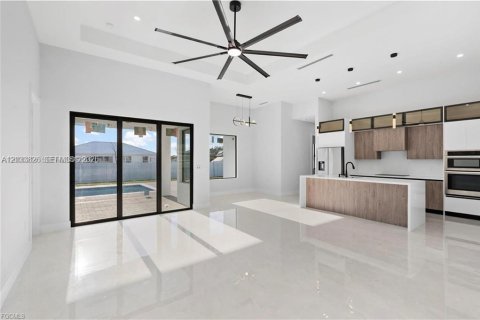 Casa en venta en Cape Coral, Florida, 4 dormitorios, 179.39 m2 № 2078052 - foto 8
