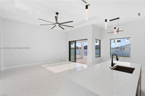 Casa en venta en Cape Coral, Florida, 4 dormitorios, 179.39 m2 № 2078052 - foto 6
