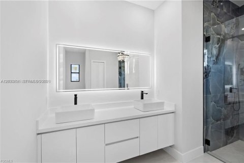 Casa en venta en Cape Coral, Florida, 4 dormitorios, 179.39 m2 № 2078052 - foto 18