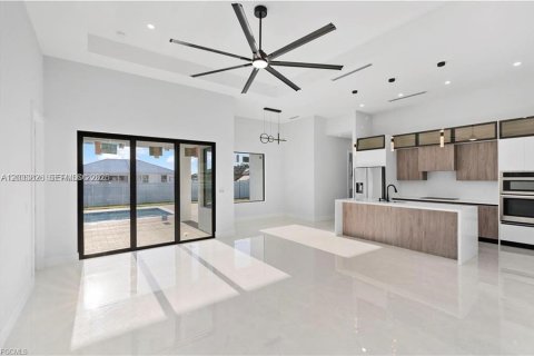 Casa en venta en Cape Coral, Florida, 4 dormitorios, 179.39 m2 № 2078052 - foto 9
