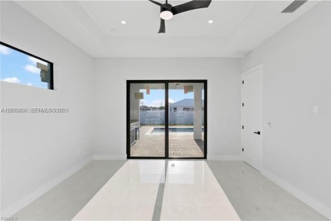 Casa en venta en Cape Coral, Florida, 4 dormitorios, 179.39 m2 № 2078052 - foto 15