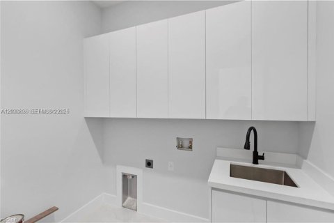 Casa en venta en Cape Coral, Florida, 4 dormitorios, 179.39 m2 № 2078052 - foto 13