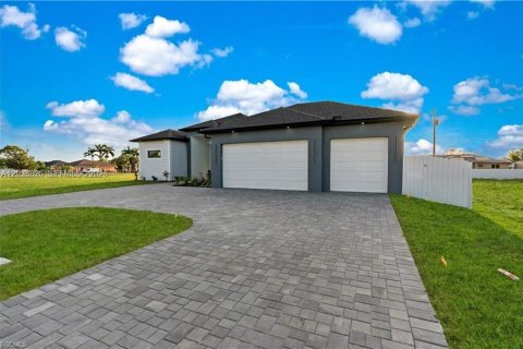 Casa en venta en Cape Coral, Florida, 4 dormitorios, 179.39 m2 № 2078052 - foto 2