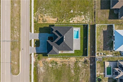 Casa en venta en Cape Coral, Florida, 4 dormitorios, 179.39 m2 № 2078052 - foto 3