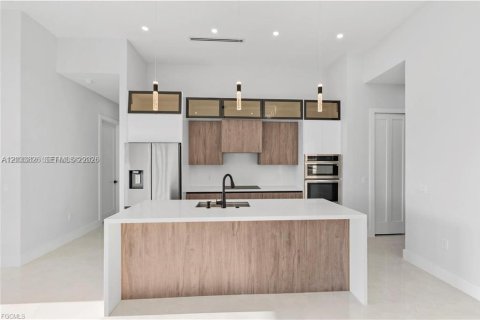Casa en venta en Cape Coral, Florida, 4 dormitorios, 179.39 m2 № 2078052 - foto 7