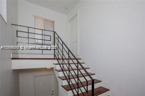 Propiedad comercial en venta en Coral Gables, Florida, 146.97 m2 № 1974183 - foto 14