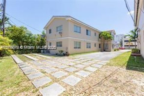 Propiedad comercial en venta en Coral Gables, Florida, 146.97 m2 № 1974183 - foto 1