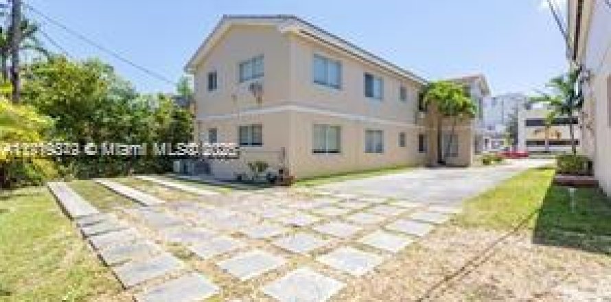 Propiedad comercial en Coral Gables, Florida 146.97 m2 № 1974183