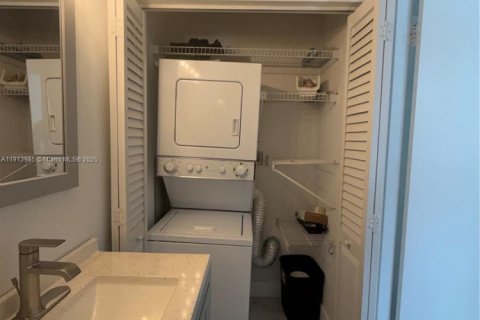 Condo in Miami, Florida, 1 bedroom  № 1971218 - photo 8