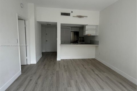 Condo in Miami, Florida, 1 bedroom  № 1971218 - photo 2