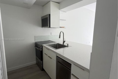 Condo in Miami, Florida, 1 bedroom  № 1971218 - photo 6