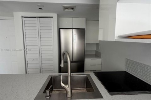 Condo in Miami, Florida, 1 bedroom  № 1971218 - photo 5