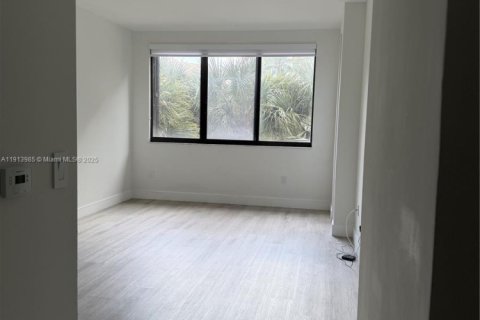 Condo in Miami, Florida, 1 bedroom  № 1971218 - photo 4