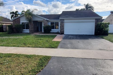 House in Cooper City, Florida 3 bedrooms, 141.58 sq.m. № 1852333 - photo 1