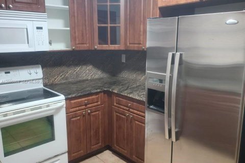Copropriété à louer à Miami, Floride: 3 chambres, 131.64 m2 № 2385112 - photo 2