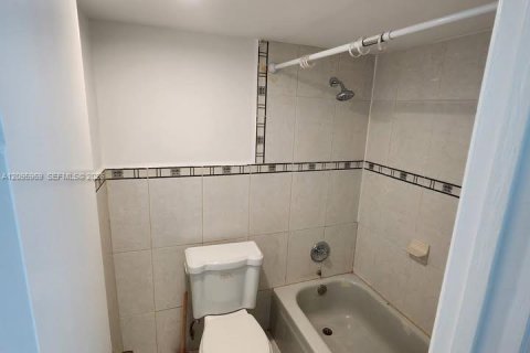 Copropriété à louer à Miami, Floride: 3 chambres, 131.64 m2 № 2385112 - photo 4