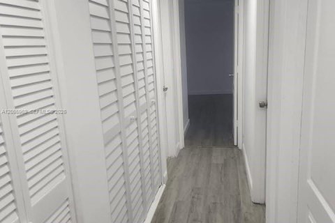Copropriété à louer à Miami, Floride: 3 chambres, 131.64 m2 № 2385112 - photo 3