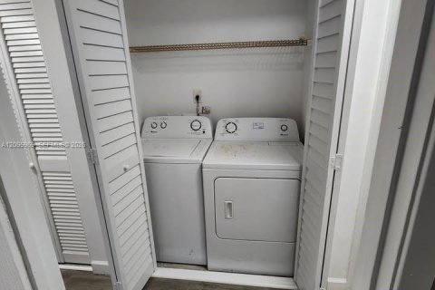 Copropriété à louer à Miami, Floride: 3 chambres, 131.64 m2 № 2385112 - photo 13