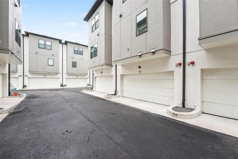 Townhouse in Tampa, Florida 3 bedrooms, 193.33 sq.m. № 2131817 - photo 30