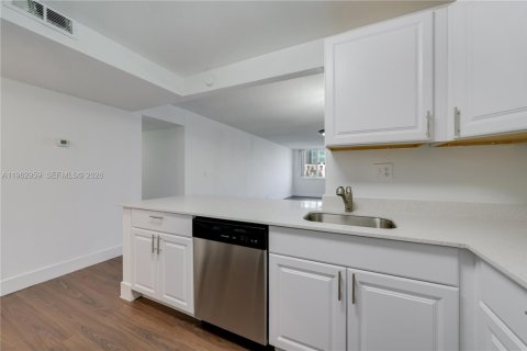 Commercial property in Miami, Florida № 2026165 - photo 17