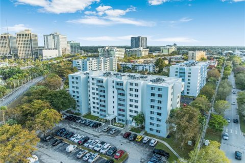 Commercial property in Miami, Florida № 2026165 - photo 2