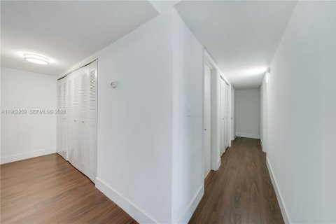 Commercial property in Miami, Florida № 2026165 - photo 22