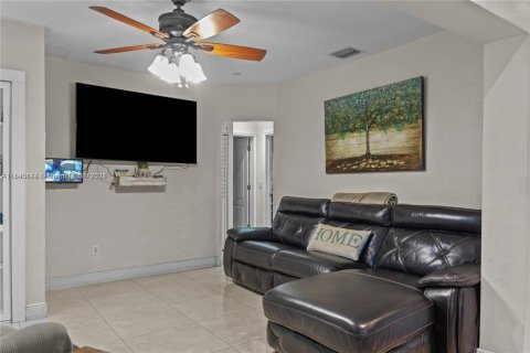 Villa ou maison à vendre à Hialeah, Floride: 4 chambres, 117.06 m2 № 1842794 - photo 5
