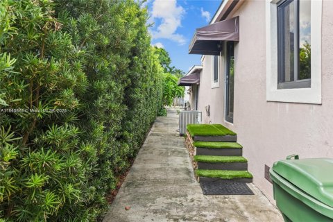 Villa ou maison à vendre à Hialeah, Floride: 4 chambres, 117.06 m2 № 1842794 - photo 19