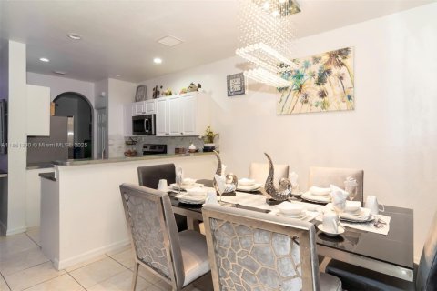 Townhouse in North Lauderdale, Florida 3 bedrooms, 145.67 sq.m. № 1858663 - photo 8