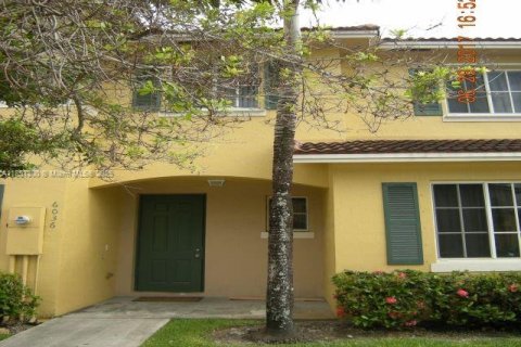 Townhouse in North Lauderdale, Florida 3 bedrooms, 145.67 sq.m. № 1858663 - photo 2