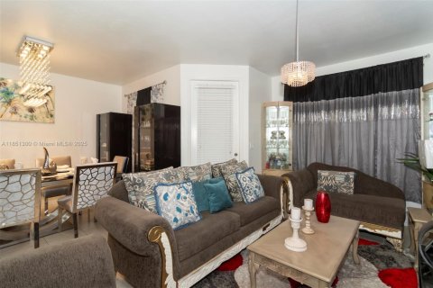 Townhouse in North Lauderdale, Florida 3 bedrooms, 145.67 sq.m. № 1858663 - photo 11
