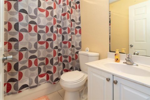 Townhouse in North Lauderdale, Florida 3 bedrooms, 145.67 sq.m. № 1858663 - photo 25