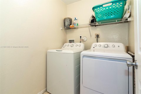 Townhouse in North Lauderdale, Florida 3 bedrooms, 145.67 sq.m. № 1858663 - photo 26
