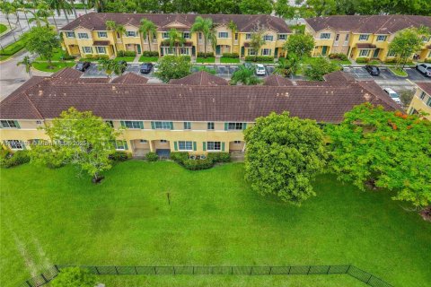 Townhouse in North Lauderdale, Florida 3 bedrooms, 145.67 sq.m. № 1858663 - photo 3