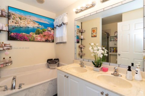 Townhouse in North Lauderdale, Florida 3 bedrooms, 145.67 sq.m. № 1858663 - photo 18