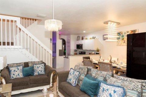 Townhouse in North Lauderdale, Florida 3 bedrooms, 145.67 sq.m. № 1858663 - photo 10