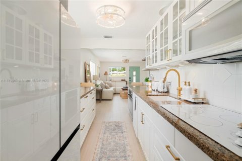 House in Key Largo, Florida 3 bedrooms, 120.31 sq.m. № 1922920 - photo 12