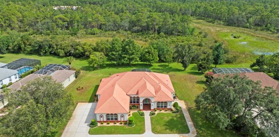 House in Weeki Wachee, Florida 3 bedrooms, 251.49 sq.m. № 1870894